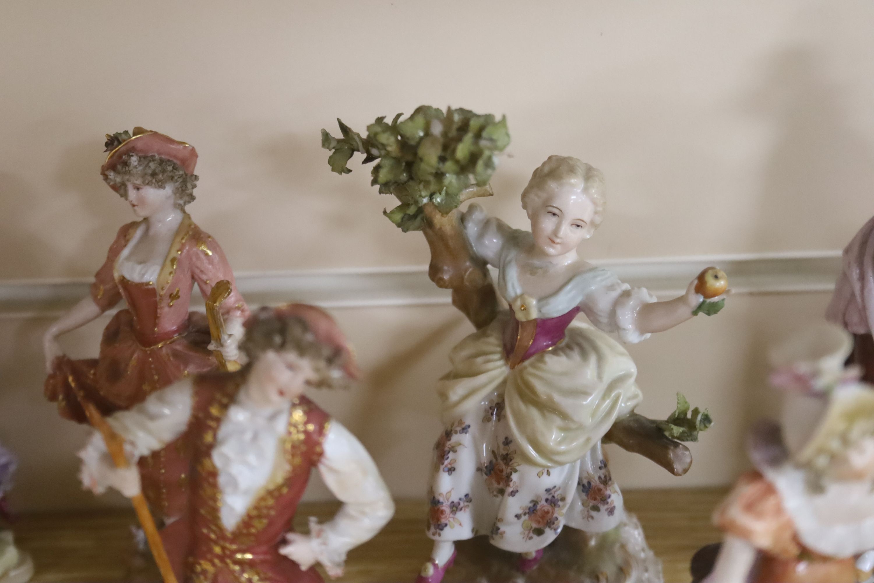 A collection of mixed Continental porcelain figurines (23)